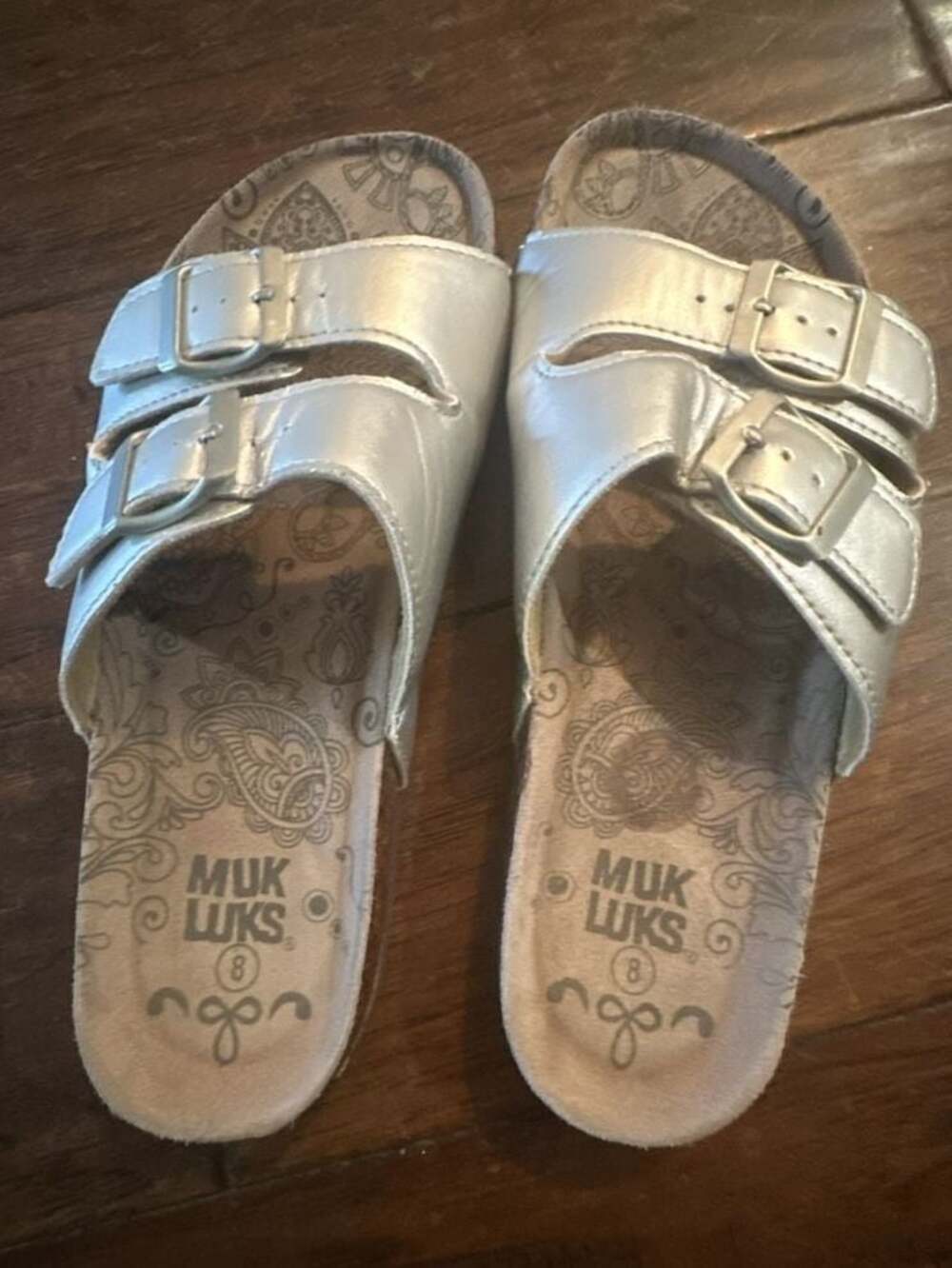 MUK LUKS Women's Marla Platino Flat Sandal Size 8